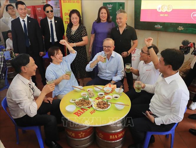 Thủ tướng Australia Anthony Albanese uống bia hơi, ăn bánh mì ...
