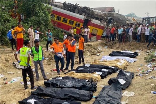 Số người thiệt mạng trong vụ tai nạn đường sắt ở Ấn Độ tăng lên gần 290 người