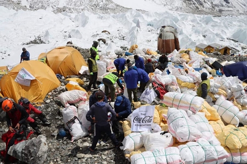Quân đội Nepal dọn sạch hơn 3,5 tấn rác thải trên núi