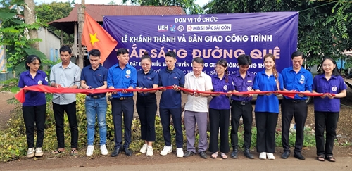 Trao tặng đèn năng lượng thắp sáng vùng biên tỉnh Bình Phước