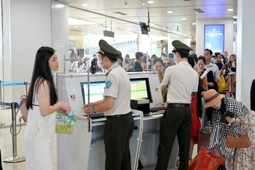 Lượng khách qua sân bay Nội Bài tăng mạnh dịp cao điểm hè