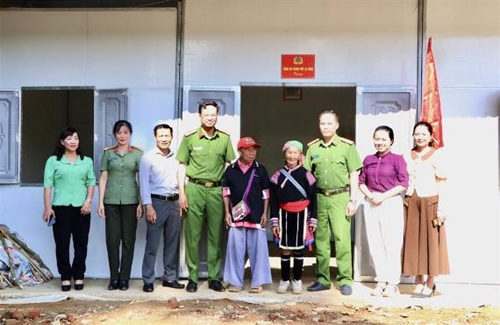 Phát huy tinh thần nhân ái, tặng nhà ở cho gia đình cụ già có hoàn cảnh khó khăn tại Lai Châu