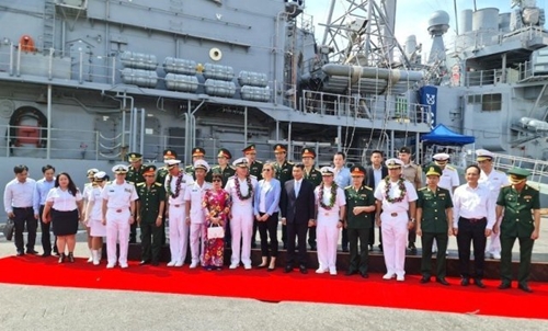 Nhóm tác chiến tàu sân bay USS Ronald Reagan thăm Việt Nam