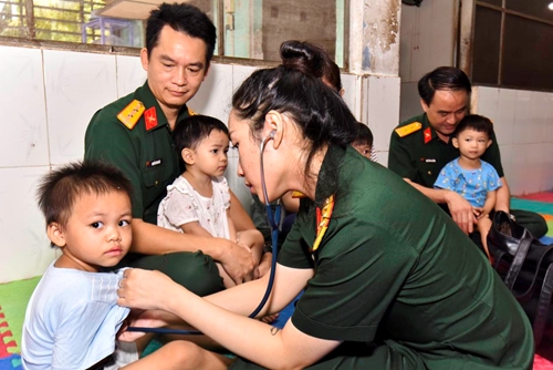 Bệnh viện Quân y 175 tặng quà cho trẻ em mồ côi nhân tháng hành động vì trẻ em