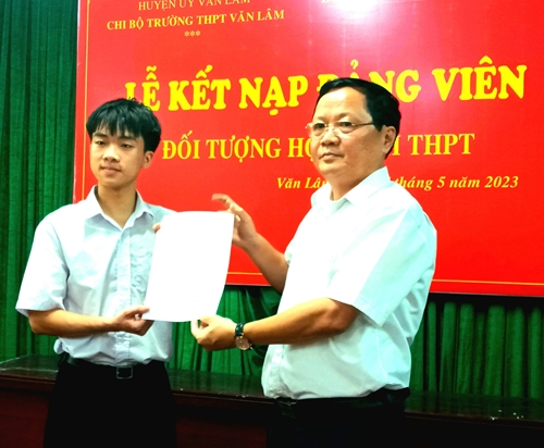 Văn Lâm quan tâm công tác tạo nguồn kết nạp Đảng viên mới trong các trường Trung học phổ thông