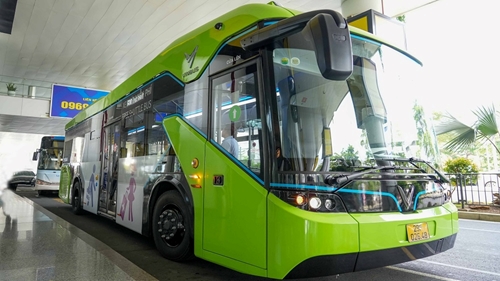 Đưa xe buýt điện phục vụ khách tại Cảng hàng không quốc tế Nội Bài