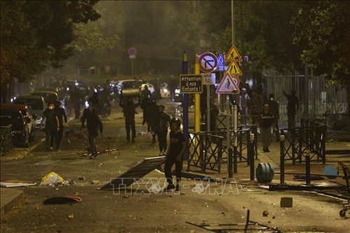 Pháp triển khai 45 000 cảnh sát cùng xe bọc thép để ứng phó bạo loạn