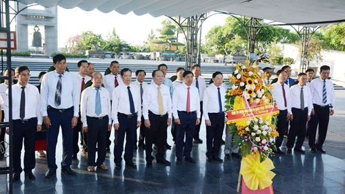 Lãnh đạo tỉnh Bắc Giang dâng hương tại Nghĩa trang Liệt sĩ quốc gia Trường Sơn và Đường 9