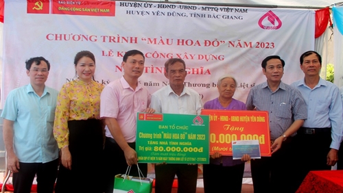 Chương trình “Màu hoa đỏ tặng kinh phí xây nhà cho gia đình bệnh binh huyện Yên Dũng Bắc Giang