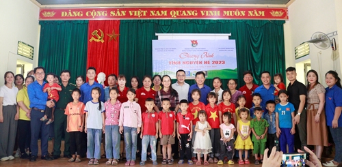 Tặng quà bộ đội biên phòng, học sinh huyện miền núi Nghệ An