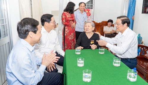 Đồng chí Phan Đình Trạc thăm, tặng quà các gia đình chính sách huyện Côn Đảo
