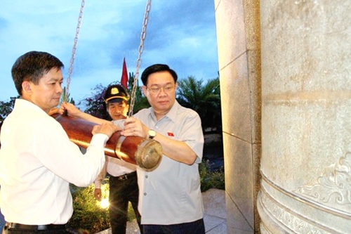 Chủ tịch Quốc hội tri ân các anh hùng liệt sĩ tại Quảng Trị