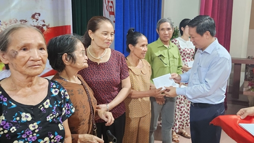Chương trình Màu hoa đỏ trao, tặng quà các gia đình chính sách tại tỉnh Hà Tĩnh