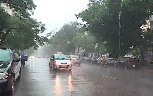 Hà Nội Đảm bảo, chấp hành quy định khi tham gia giao thông trong mùa mưa bão