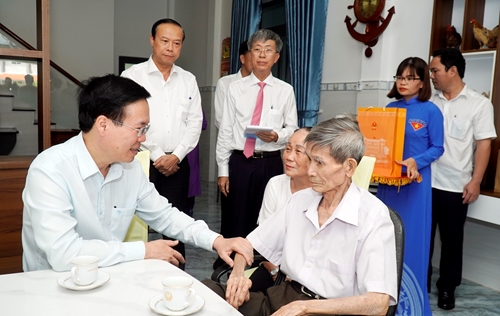 Chủ tịch nước thăm gia đình cựu tù chính trị và người có công tại Côn Đảo
