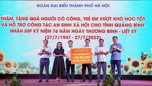 Hà Nội tặng quà, hỗ trợ 4 tỉnh miền Trung hơn 30 tỷ đồng