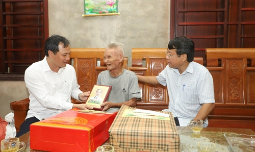 Hà Tĩnh trao tặng hơn 78 000 phần quà tới người có công với cách mạng