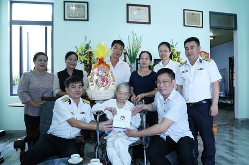 Tổng Công ty Tân cảng Sài Gòn tổ chức các hoạt động đền ơn, đáp nghĩa tại Kon Tum