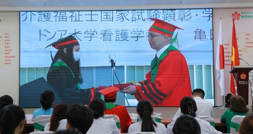 Lễ tốt nghiệp cử nhân điều dưỡng Đại học Đông Á tại Nhật lần thứ 2