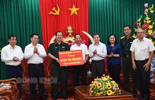 Đồng chí Nguyễn Trọng Nghĩa thăm, tặng nhà tình nghĩa tại tỉnh Bến Tre