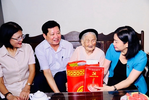 Lãnh đạo TP Hà Nội thăm hỏi và tặng quà cho gia đình chính sách, gia đình người có công