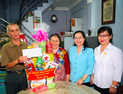 Chủ tịch HĐND TP Hồ Chí Minh thăm, tặng quà gia đình chính sách tiêu biểu