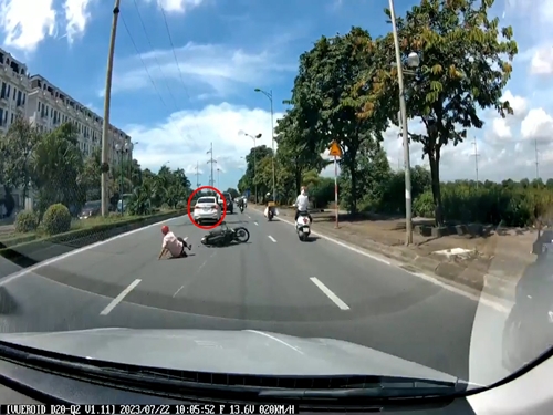 Công an Hà Nội tìm tài xế nghi cố tình chèn ngã người đi xe máy