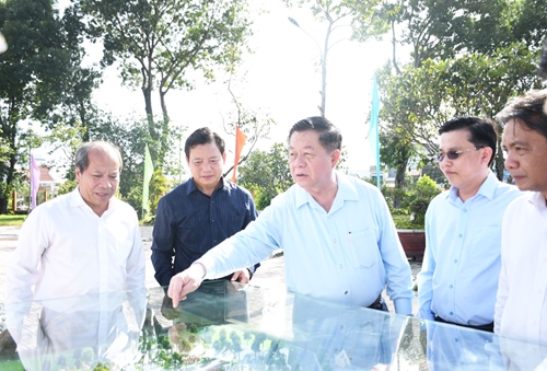 Đồng chí Nguyễn Trọng Nghĩa khảo sát việc xây dựng khu lưu niệm, nhà lưu niệm tại tỉnh Long An