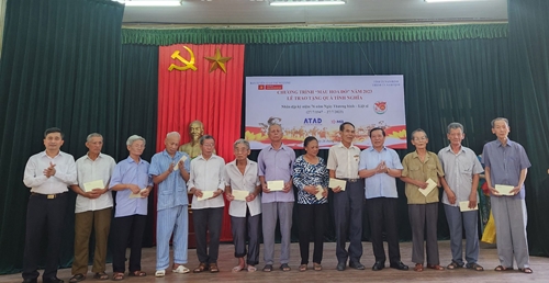 Chương trình Màu hoa đỏ 2023 tặng quà các gia đình chính sách tại TP Nam Định