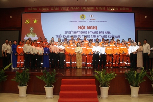 EVNHCMC Tuyên dương 58 công nhân tiêu biểu nhân Tháng công nhân 2023