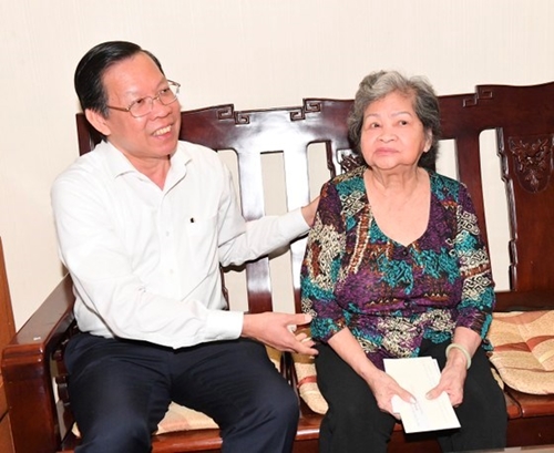 TP Hồ Chí Minh Thăm, tặng quà các gia đình chính sách tiêu biểu