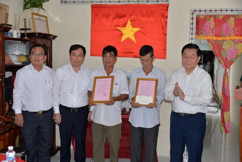 Đồng chí Nguyễn Trọng Nghĩa trao tặng quà và nhà tình nghĩa tại Tiền Giang