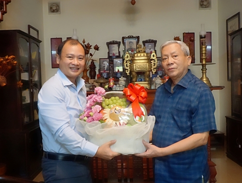 Đồng chí Lê Hải Bình thăm, tặng quà nguyên lãnh đạo Ban Tuyên giáo Trung ương
