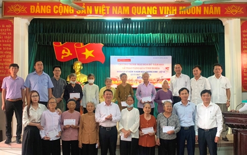 Chương trình Màu hoa đỏ trao quà tình nghĩa tặng các gia đình chính sách tại Thái Bình
