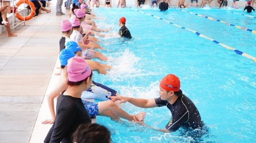 93 trẻ có hoàn cảnh khó khăn hoàn thành khóa học bơi miễn phí