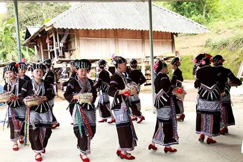 Bảo tồn và phát huy giá trị trang phục truyền thống dân tộc Lự gắn với phát triển du lịch