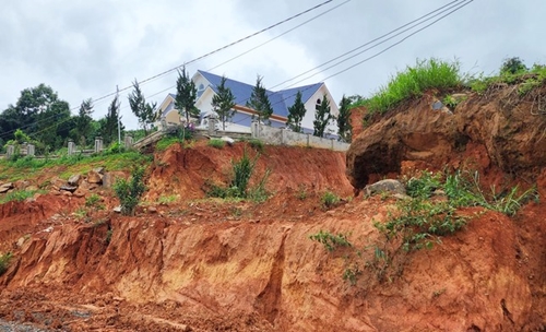 Lâm Đồng Sạt trượt đất nghiêm trọng bên dự án hồ thủy lợi