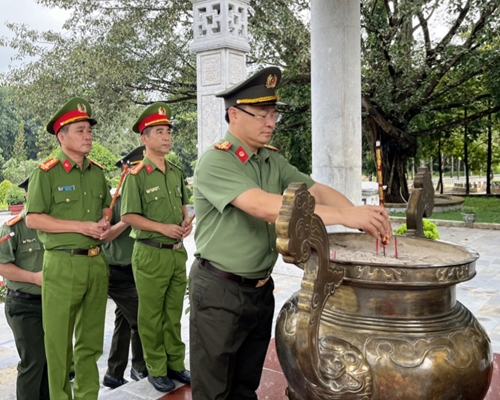 Công an Thừa Thiên Huế dâng hương tưởng niệm các anh hùng liệt sĩ