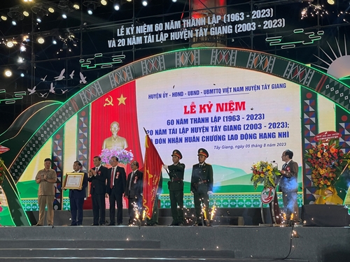 Tây Giang kỷ niệm 20 năm tái lập và đón nhận Huân chương Lao động hạng Nhì