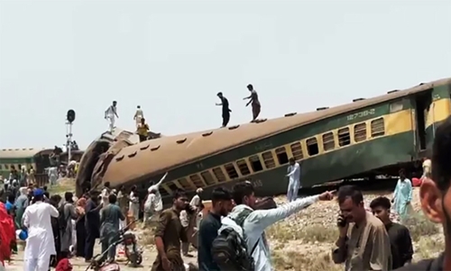 Tai nạn đường sắt ở Pakistan khiến hàng trăm người thương vong