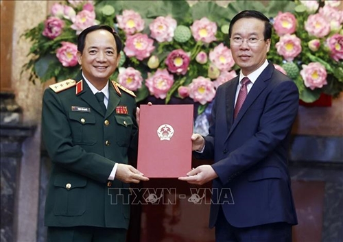 Chủ tịch nước trao Quyết định thăng quân hàm Thượng tướng cho đồng chí Trịnh Văn Quyết