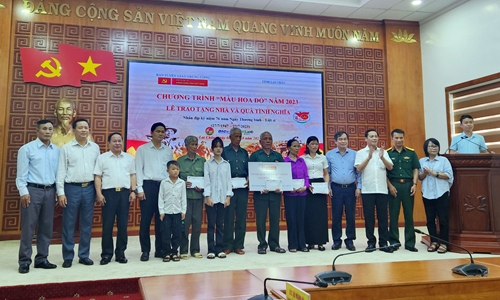 Chương trình Màu hoa đỏ trao tặng quà và nhà tình nghĩa tới các gia đình chính sách tại tỉnh Lai Châu