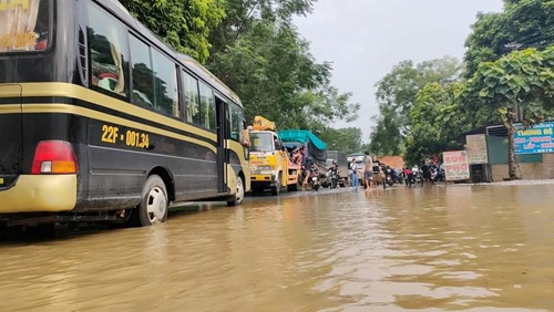 Tuyên Quang Cảnh sát giao thông giúp người dân vượt qua đường ngập