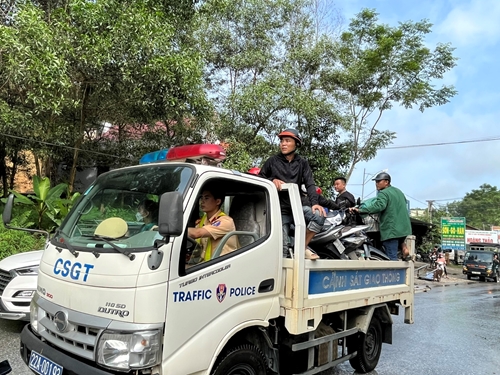 CSGT Tuyên Quang dùng ôtô chuyên dụng đưa nhiều người dân qua điểm ngập trên QL2