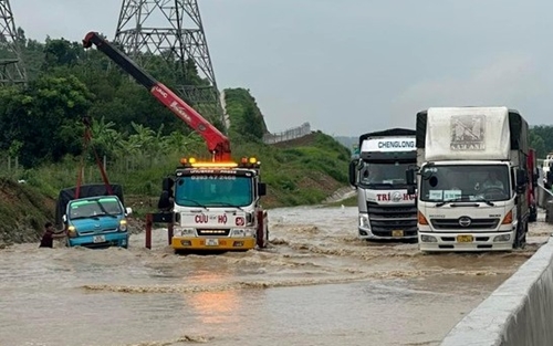 Kiểm tra nguyên nhân gây ngập lụt tại đường cao tốc Phan Thiết - Dầu Giây