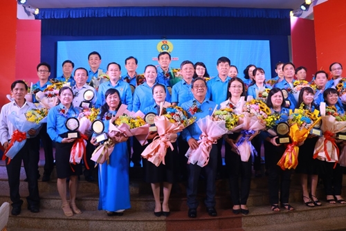 TP Hồ Chí Minh Trao tặng Kỷ niệm chương cho cán bộ công đoàn chuyên trách