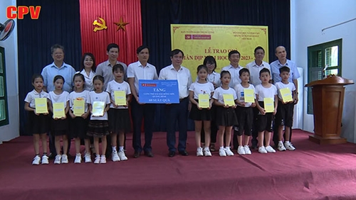 Ban Tuyên giáo Trung ương thăm, tặng quà cho các học sinh nghèo vượt khó tại Quảng Bình