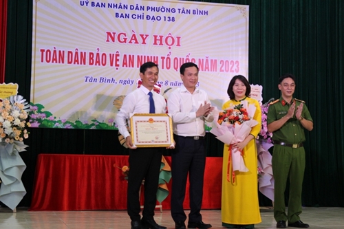 Chủ tịch UBND tỉnh Triệu Thế Hùng dự Ngày hội toàn dân bảo vệ an ninh Tổ quốc tại phường Tân Bình