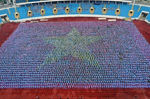 5 000 người đồng diễn yoga xếp hình lá cờ Tổ quốc