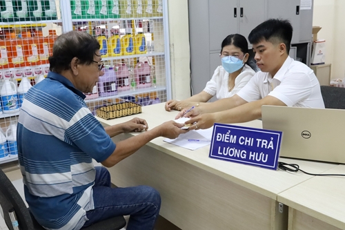 BHXH Việt Nam chi trả lương hưu theo mức mới cho 100 người hưởng đăng ký nhận qua tài khoản ATM